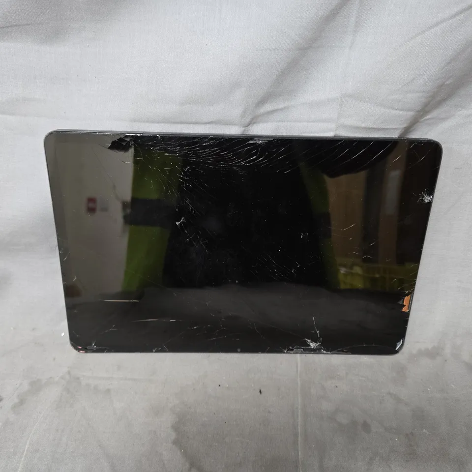 HONOR TABLET – SILVER BACK WITH CIRCULAR REAR CAMERA, CRACKED DISPLAY