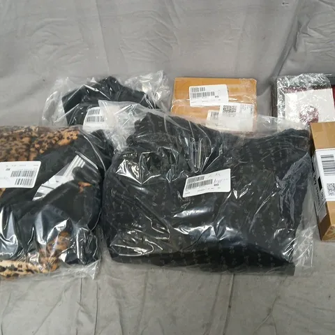 APPROXIMATELY 12 ASSORTED ITEMS TO INCLUDE SFIXX MULTI FUNCTION LIGHT, ASHWOOD LEATHER PURSE, MJ DENIM JACKET, ETC 