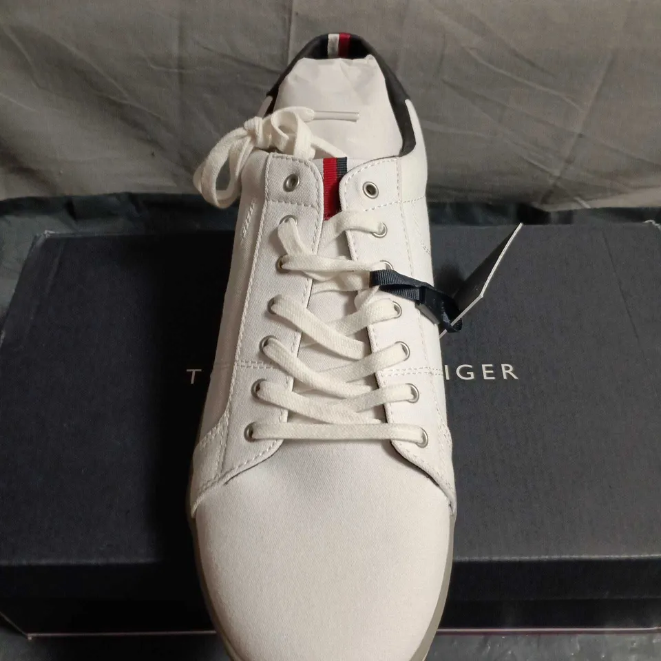 BOXED PAIR OF TOMMY HILFIGER WHITE LOW-TOP SNEAKERS - UK SIZE 11