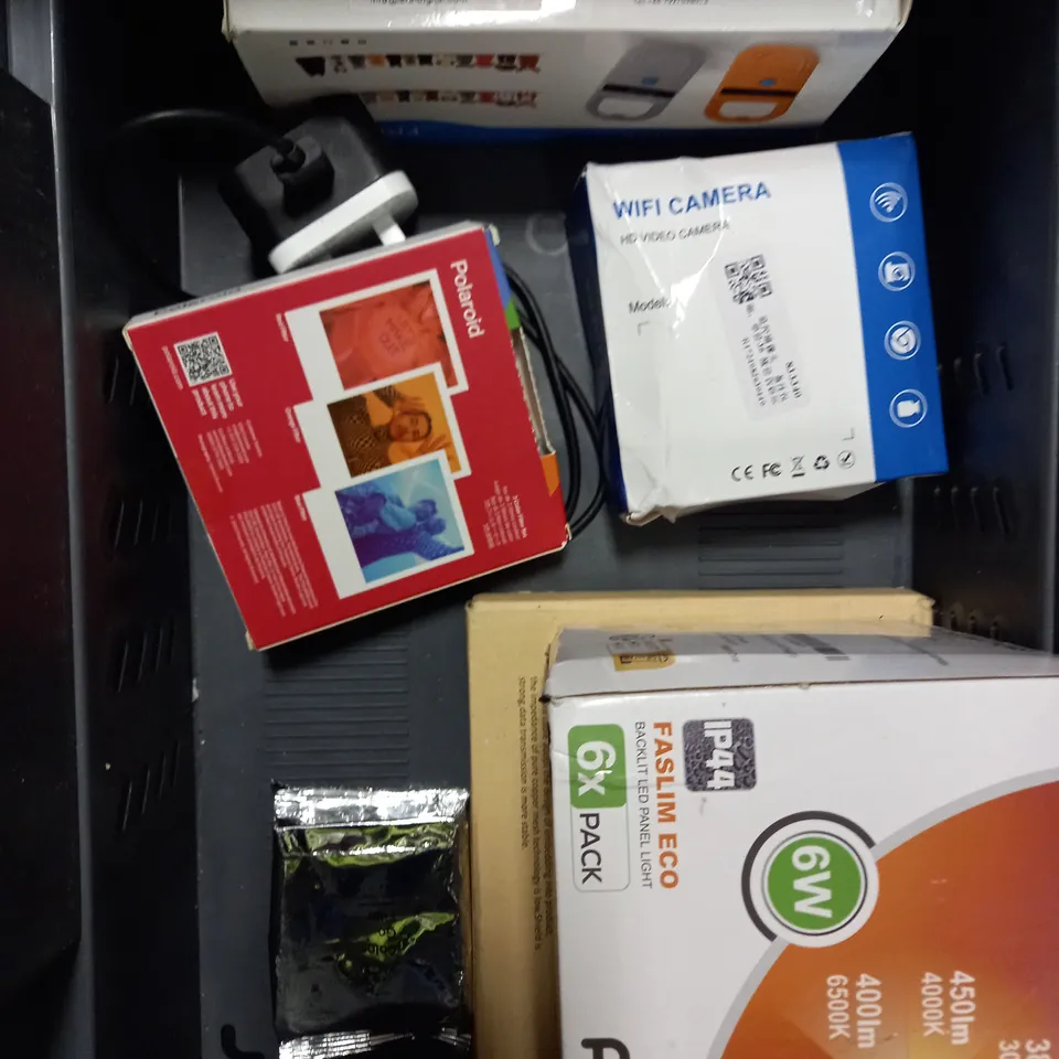 APPROXIMATELY 10 ASSORTED ELECTRICAL PRODUCTS TO INCLUDE SNOOZEBAND, PRINTER INK, CAMPING STRING LIGHT ETC 