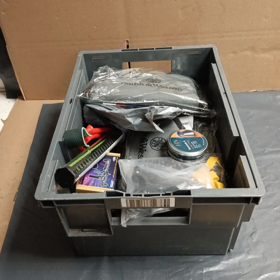 TOTE OF APPROXIMATELY 15 ASSORTED SPORTING GOODS ITEMS TO INCLUDE HANDGUN CASE, AIRGUN PELLETS ETC