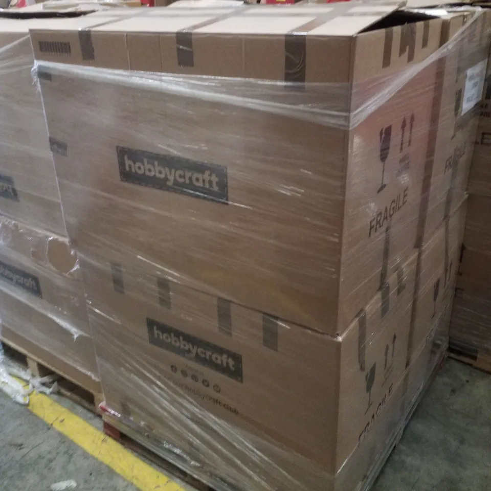 PALLET CONTAINING ASSORTED CHRISTMAS  PRODUCTS & DECORATIONS INCLUDING BOTTLE BRUSH LED TREE, WOODEN SLEIGH, SANTA ROPE BASKET & SMALL WIDE RATTAN GARLAND