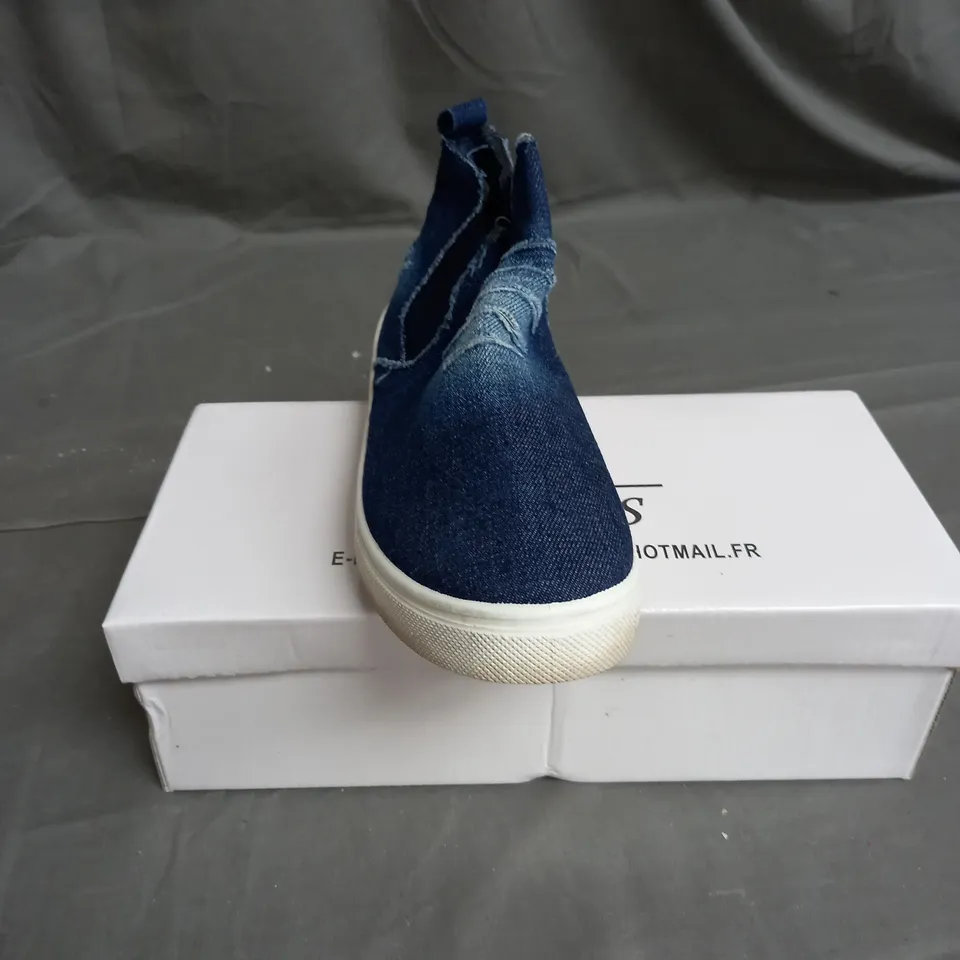 BOX OF 10 PAIRS OF WS SHOES SLIP ON SHOE IN BLUE DENIM - VARIOUS SIZES