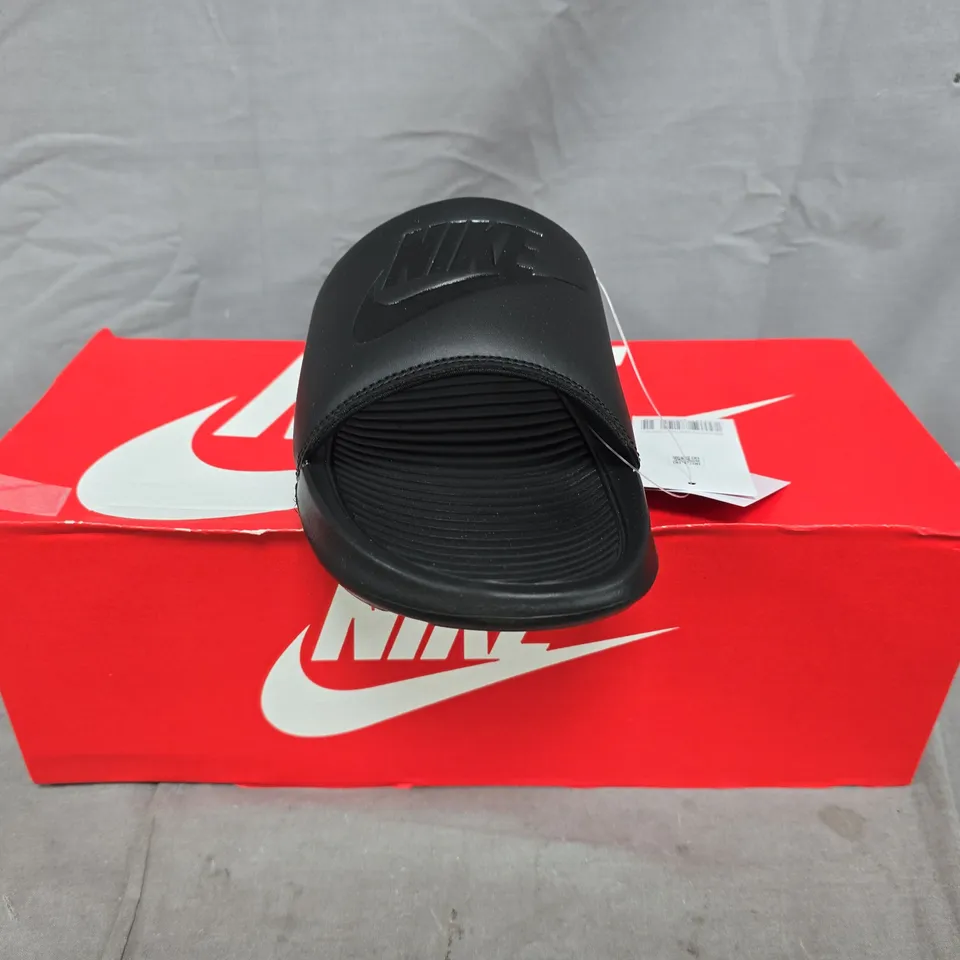 BOXED PAIR OF NIKE VICTORI ONE SLIDERS IN BLACK SIZE UK 9