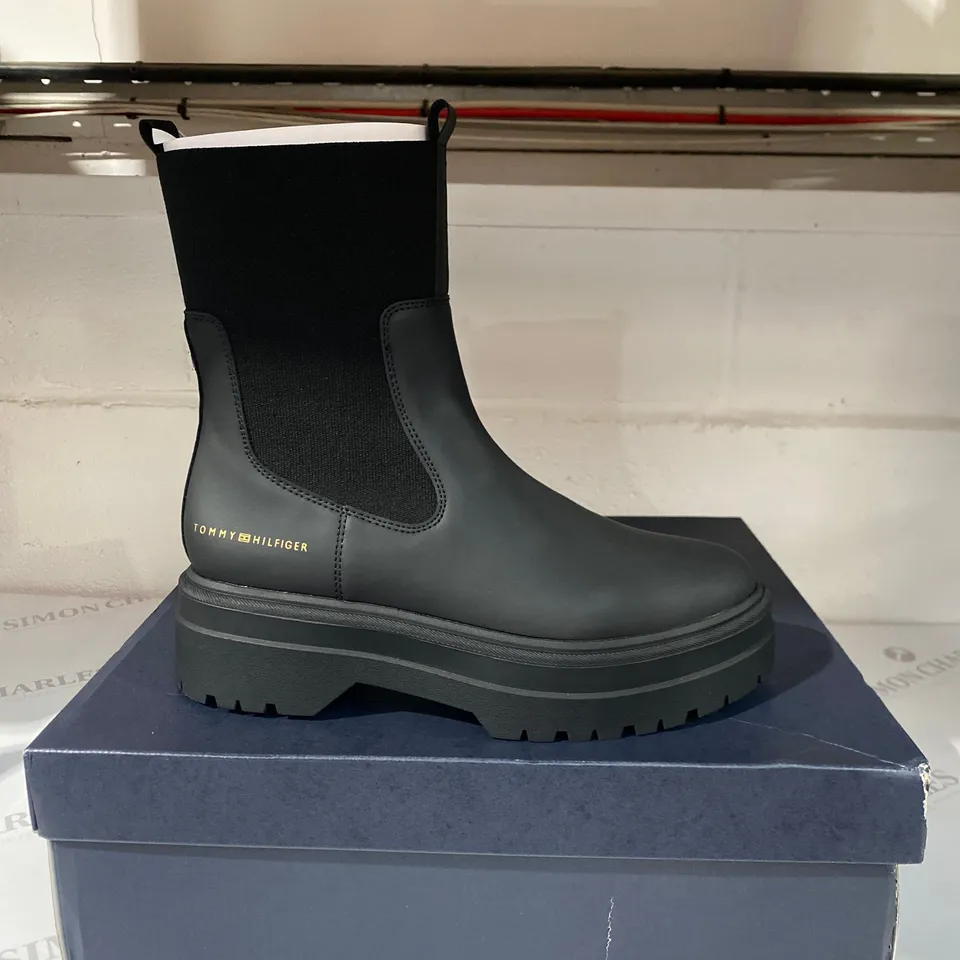 BOXED PAIR OF TOMMY HILFIGER BLACK BOOTS SIZE 6(39)