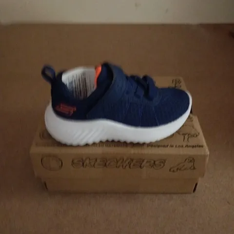 BOXED PAIR OF SKECHERS KIDS BOUNDER BARONIK TRAINERS IN NAVY - UK 6