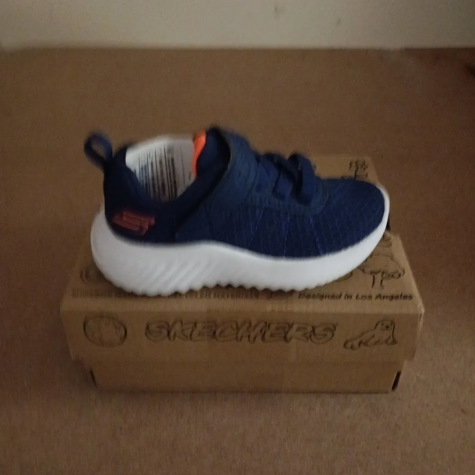 BOXED PAIR OF SKECHERS KIDS BOUNDER BARONIK TRAINERS IN NAVY - UK 6