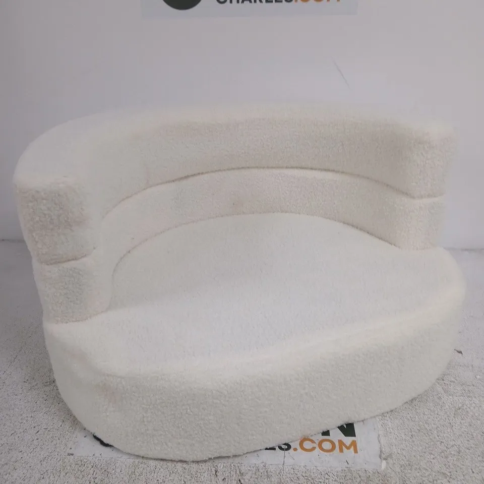 WHITE CURVED DOG SEAT