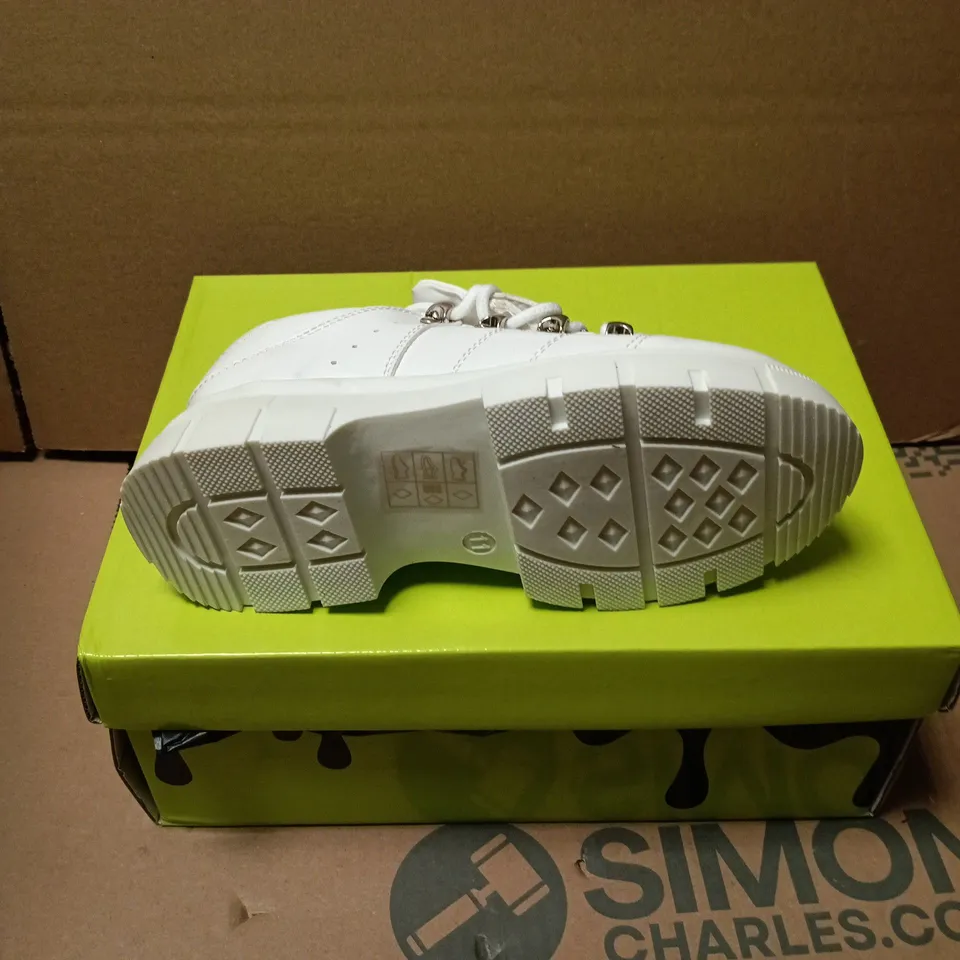 BOXED PAIR OF KOI KIDS LIL RIMO CORE WHITE TRAINERS - UK KIDS 13