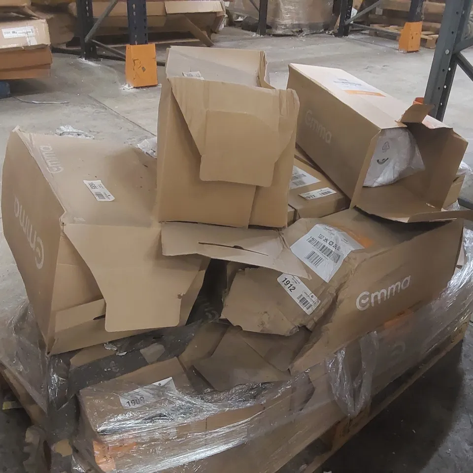 PALLET CONTAINING A LARGE QUANTITY OF ASSORTED EMMA PRODUCTS INCLUDING DUVETS