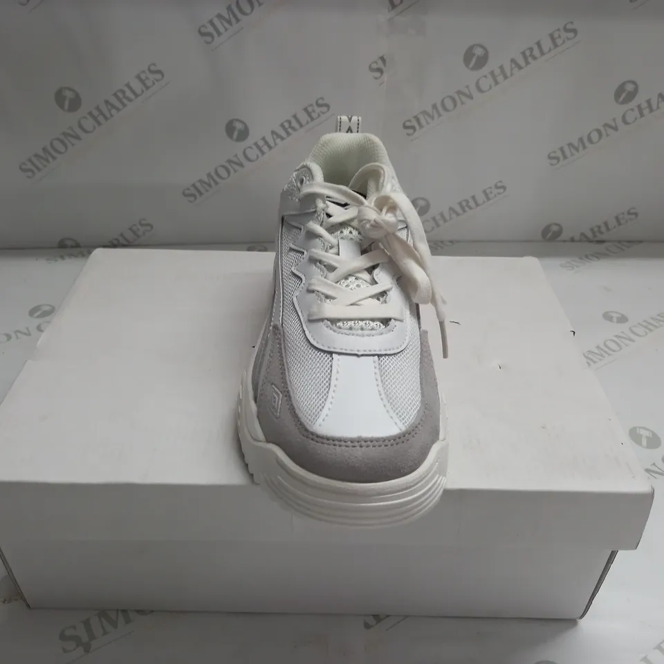 BOXED UMBRO EXERT MAX TRAINERS SIZE 5