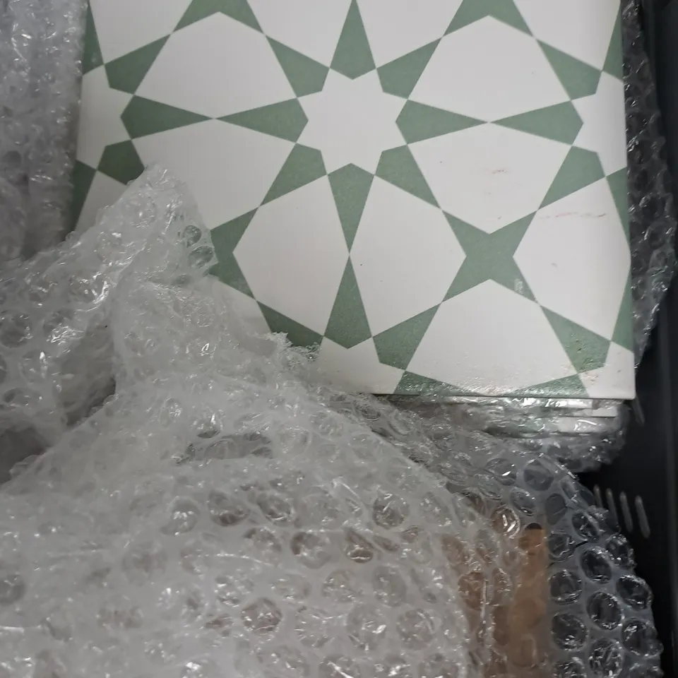 APPROXIMATELY 6 ASSORTED HOUSEHOLD PRODUCTS TO INCLUDE TILES & WALL ORNAMENTS 