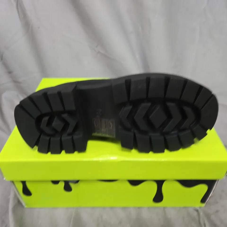 BOXED PAIR OF KOI KIDZ LIL TENNIN HEART SHOES IN BLACK/PINK - UK KIDS 11