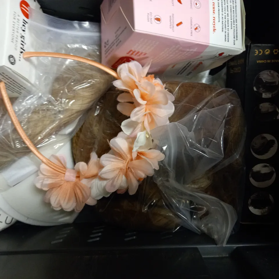LOT OF APPROXIMATELY 12 ASSORTED HEALTH & BEAUTY ITEMS, TO INCLUDE HAIR BRUSHES, MICROTOUCH MAX, ETC