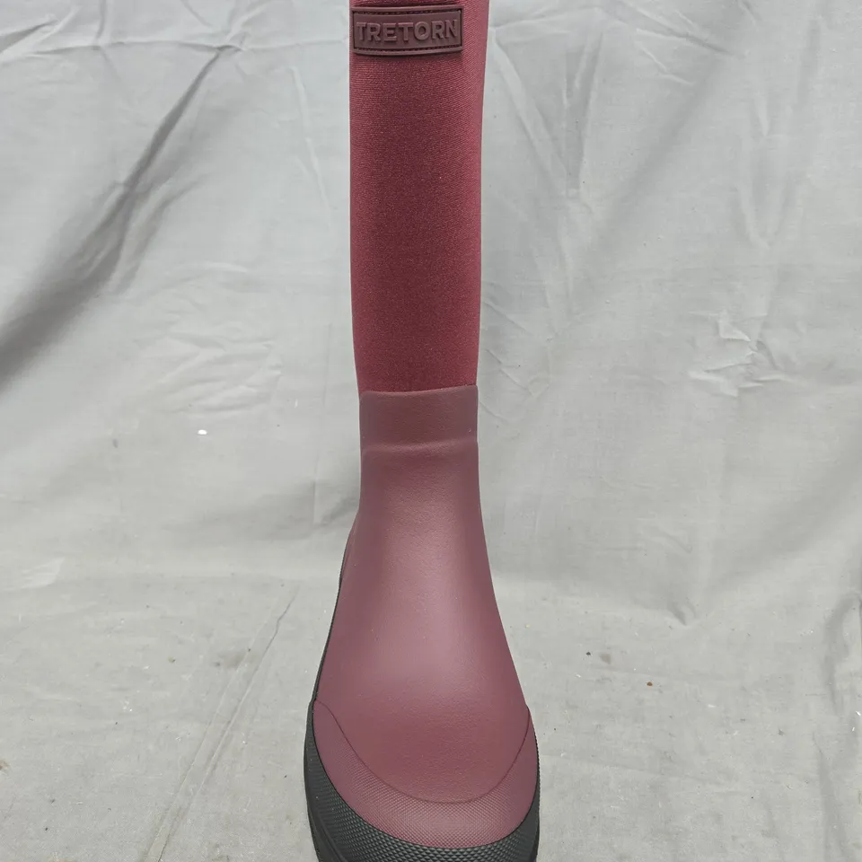 BOXED PAIR OF TRETON SALLA NEO BOOTS IN BURGUNDY SIZE 7