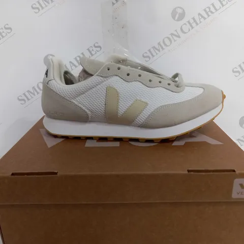 BOXED VEJA RIO BRANCO ALVEOMESH TRAINER - UK 7
