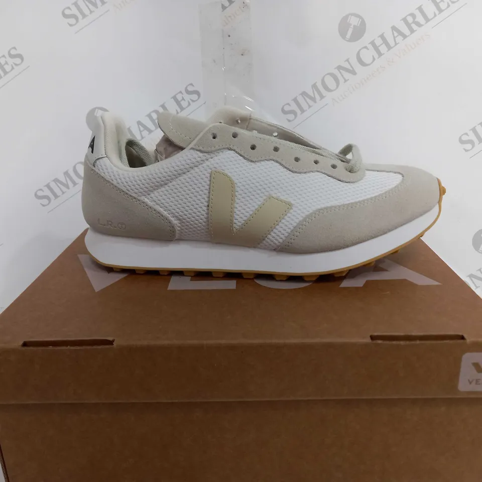 BOXED VEJA RIO BRANCO ALVEOMESH TRAINER - UK 7