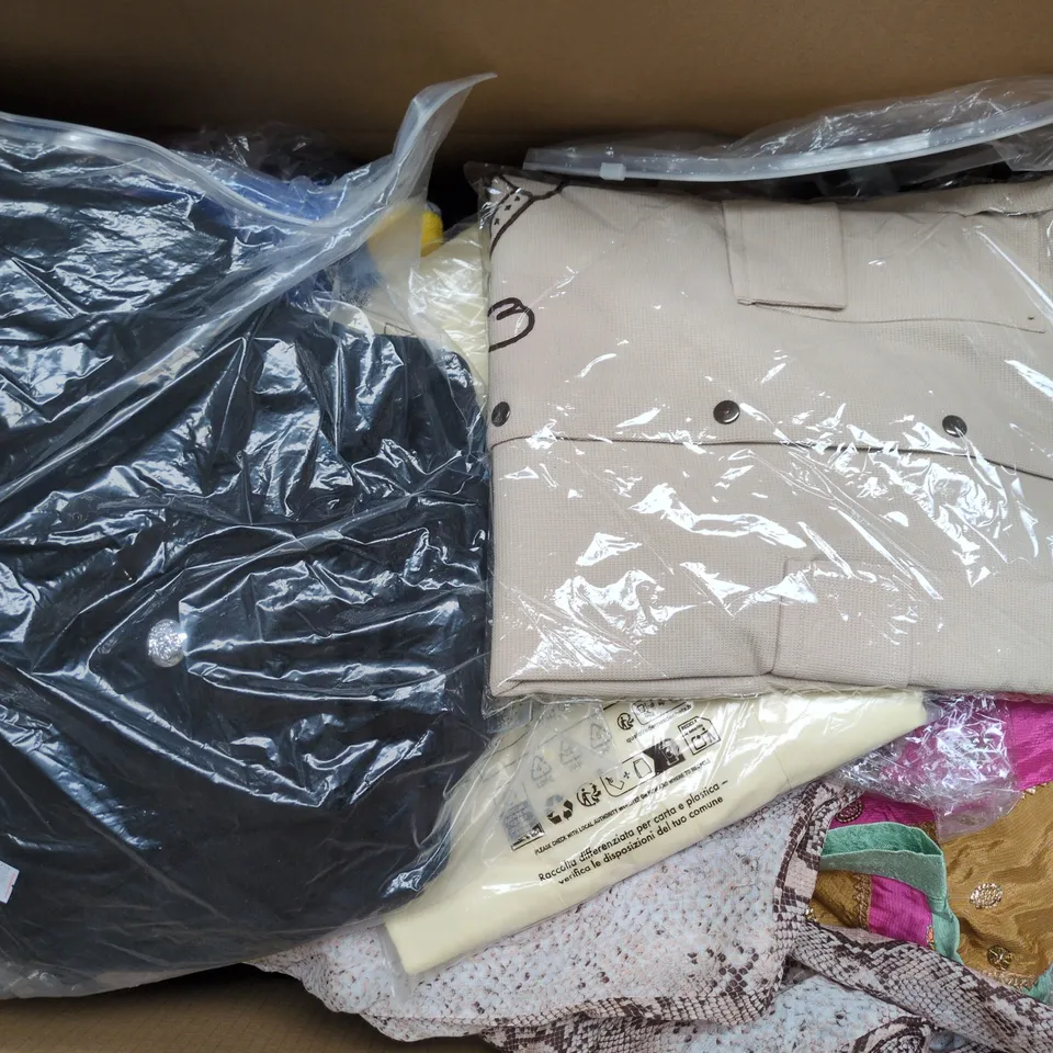 APPROXIMATELY 30 ASSORTED CLOTHING ITEMS IN VARIOUS SIZES, STYLES & COLOURS TO INCLUDE BRANDS SUCH AS BOOHOO MAN, ACTIVE WEAR, MOUNTAIN WAREHOUSE, ETC - COLLECTION ONLY