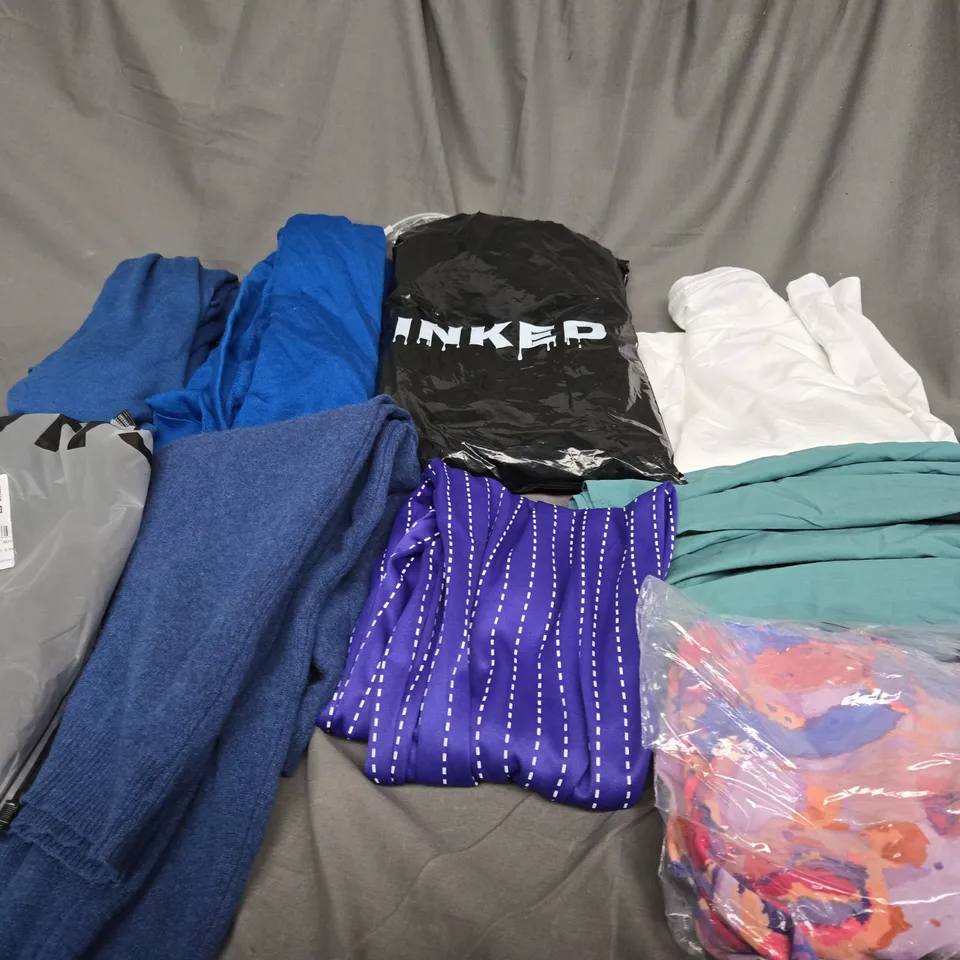 BOX OF ASSORTED CLOTHING ITEMS IN VARIOUS COLOURS, STYLE AND SIZES 