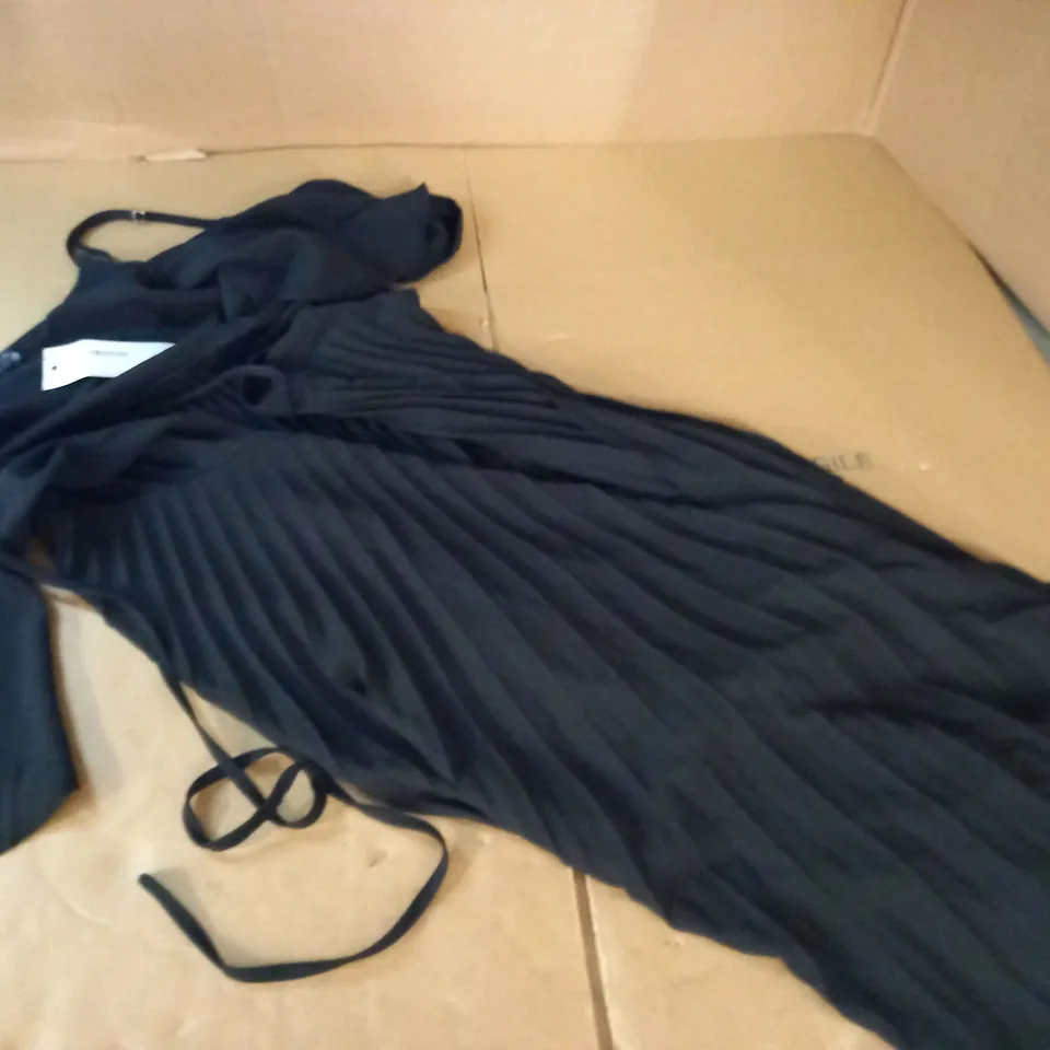 BOOHOO WOVEN SHOULDER PLEATED MIDI SKATER BRIDESMAID DRESS - 12