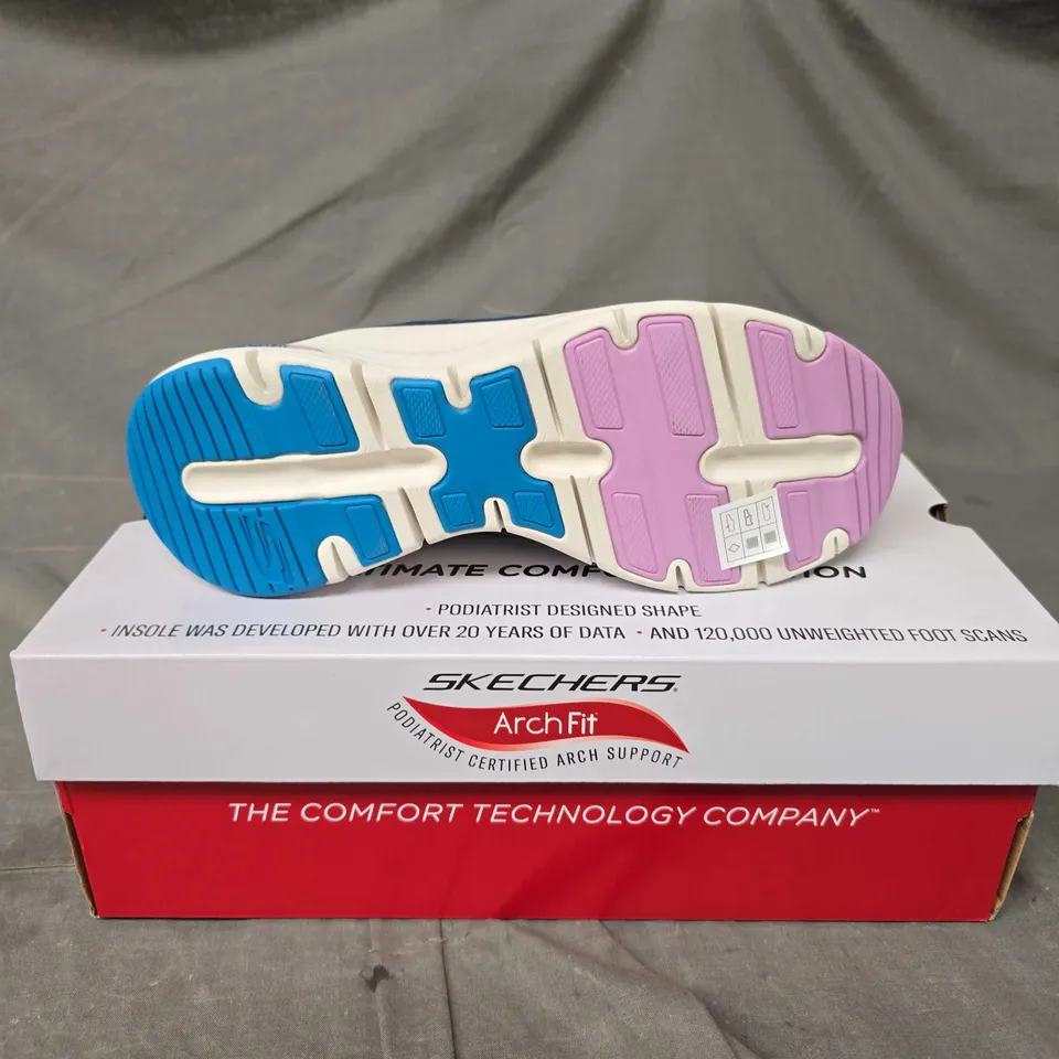 BOXED PAIR OF SKECHERS ARCH FIT TRAINERS - 6