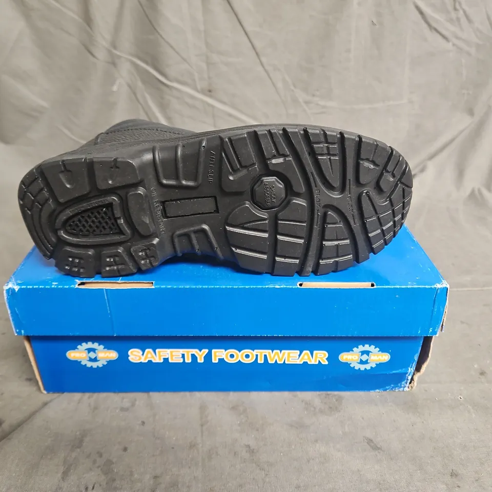 BOXED PAIR OF PROMAN DUAL DENSITY CHUKKA BUFFALO LEATHER BOOTS IN BLACK SIZE UK 3