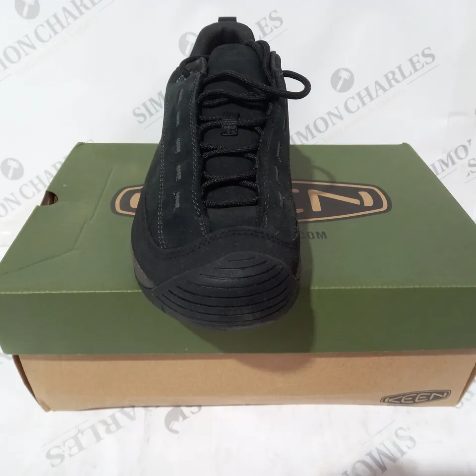 BOXED PAIR OF KEEN JASPER II SHOES IN BLACK UK SIZE 10.5