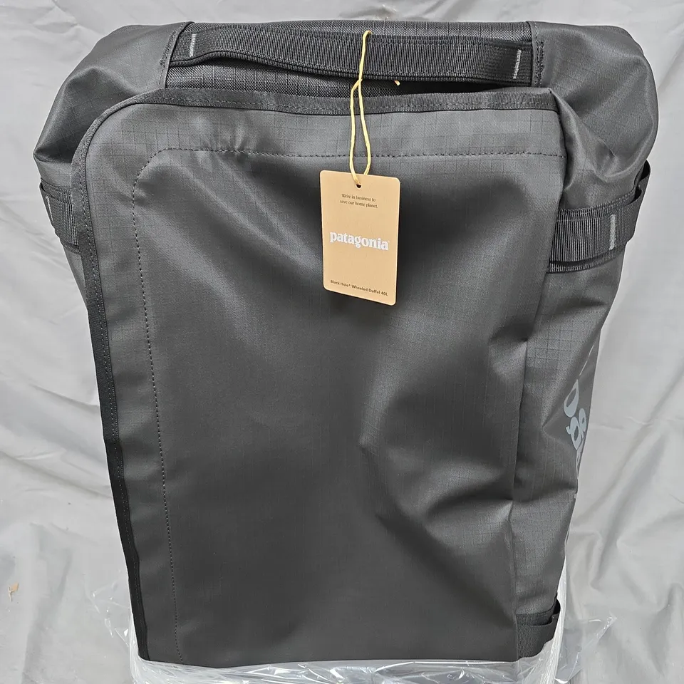 PATAGONIA BLACK HOLE WHEELED DUFFEL 40L – GREY