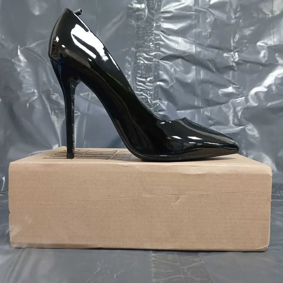 BOXED PAIR OF WHERE'S THAT FROM POINTED TOE STILETTO HEEL SHOES IN BLACK SIZE UK 5