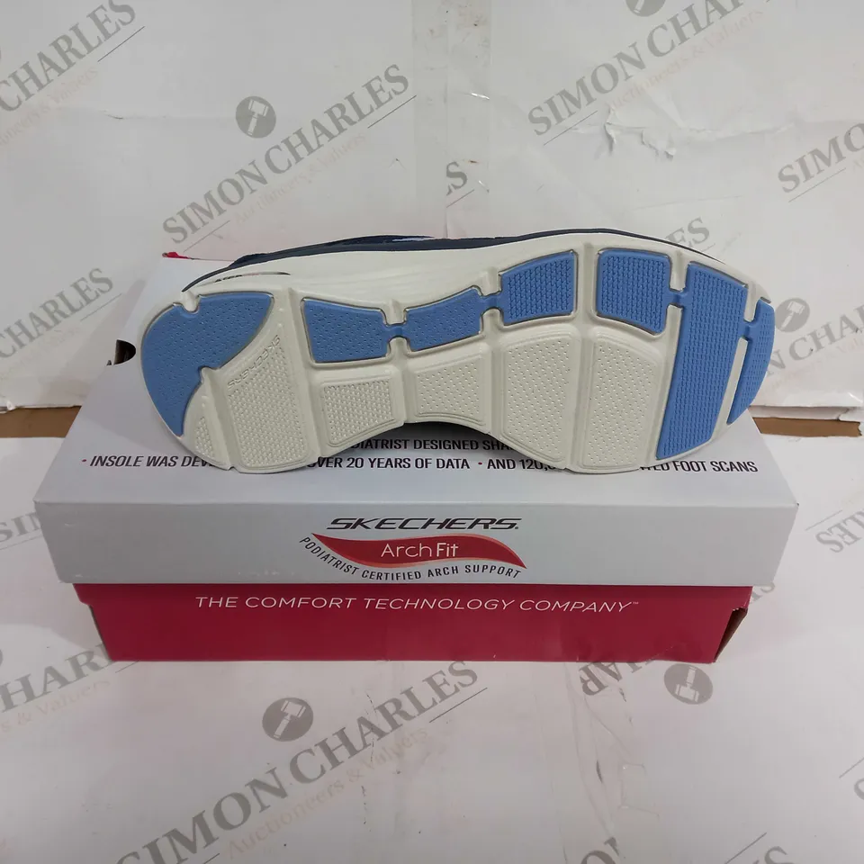 BOXED PAIR OF SKECHERS ARCH FIT SHOES NAVY/BLUE UK SIZE 6