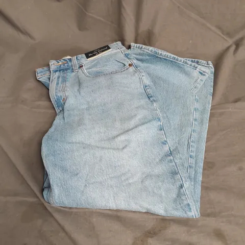 ABERCROMBIE & FITCH THE 90S RELAXED HIGH RISE JEANS IN LIGHT BLUE SIZE 27/4XS