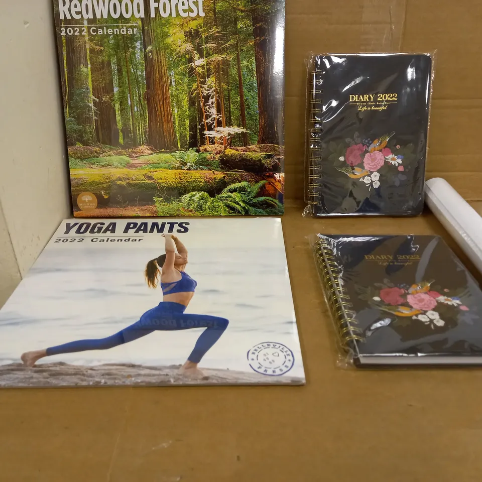 LOT OF APPROX. 30 ASSORTED WALL CALENDARS/DAY PLANNERS - 2022
