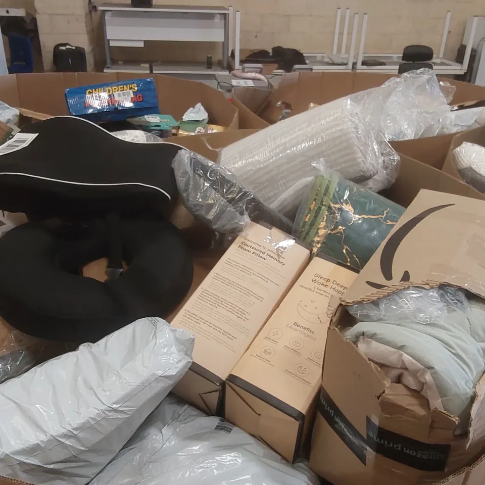 PALLET CONTAINING A VERY LARGE QUANTITY OF ASSORTED PILLOWS AND RELATED BEDDING/COMFORT PRODUCTS ECT