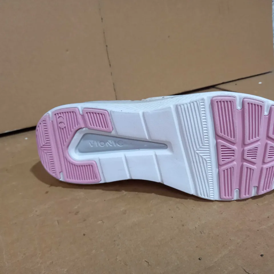 VIONIC WHITE RUNNING SHOES 