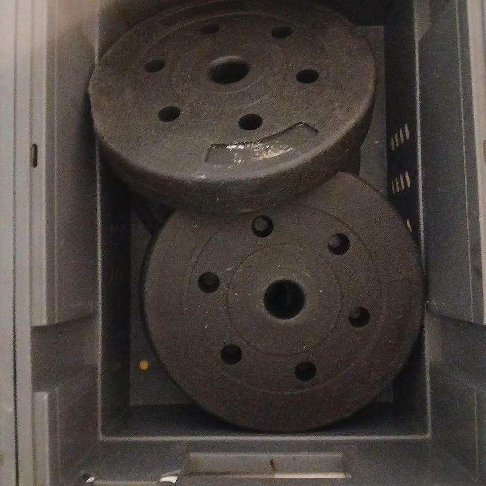 APPROXIMATLEY 4 X 2.5KG WEIGHTS