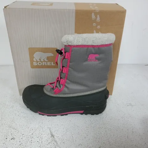 BOXED PAIR OF SOREL YOUTH CUMBERLAND 2 BOOTS IN LIGHT GREY/PINK - UK 5.5