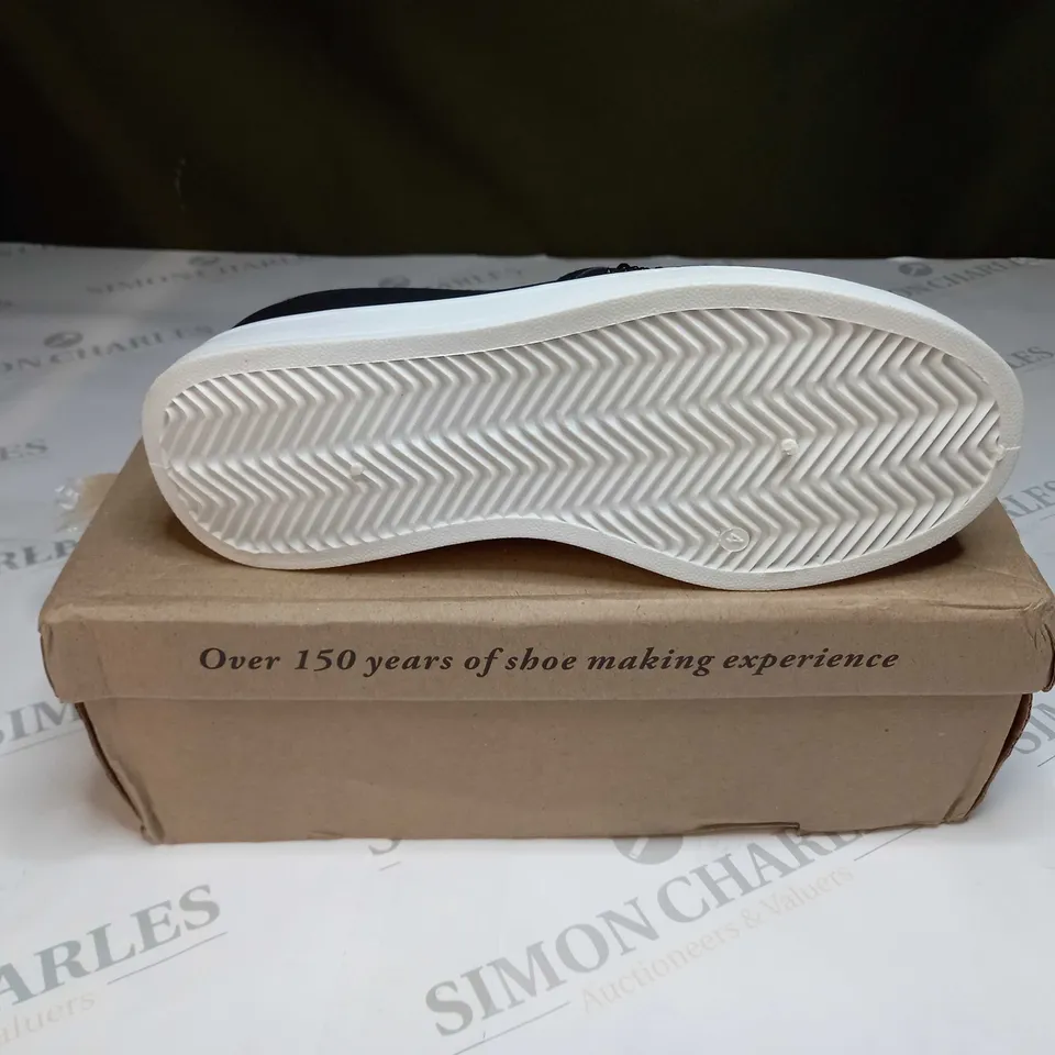 CUSHION-WALK DIAMAND TRAINERS SIZE 4