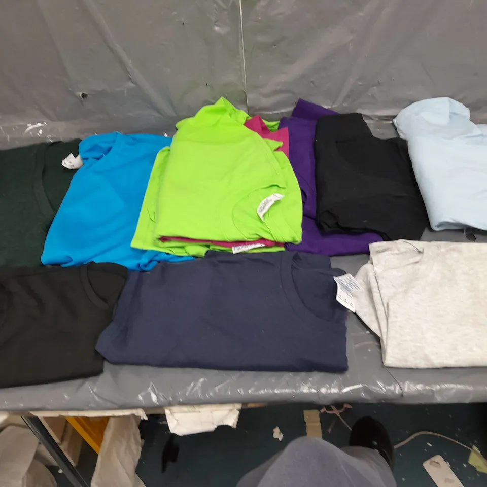 LOT OF APPROX 20 CLOTHING ITEMS , TO INCLUDE FRUIT OF THE LOOM TOPS , GILDAN T-SHIRTS , ETC