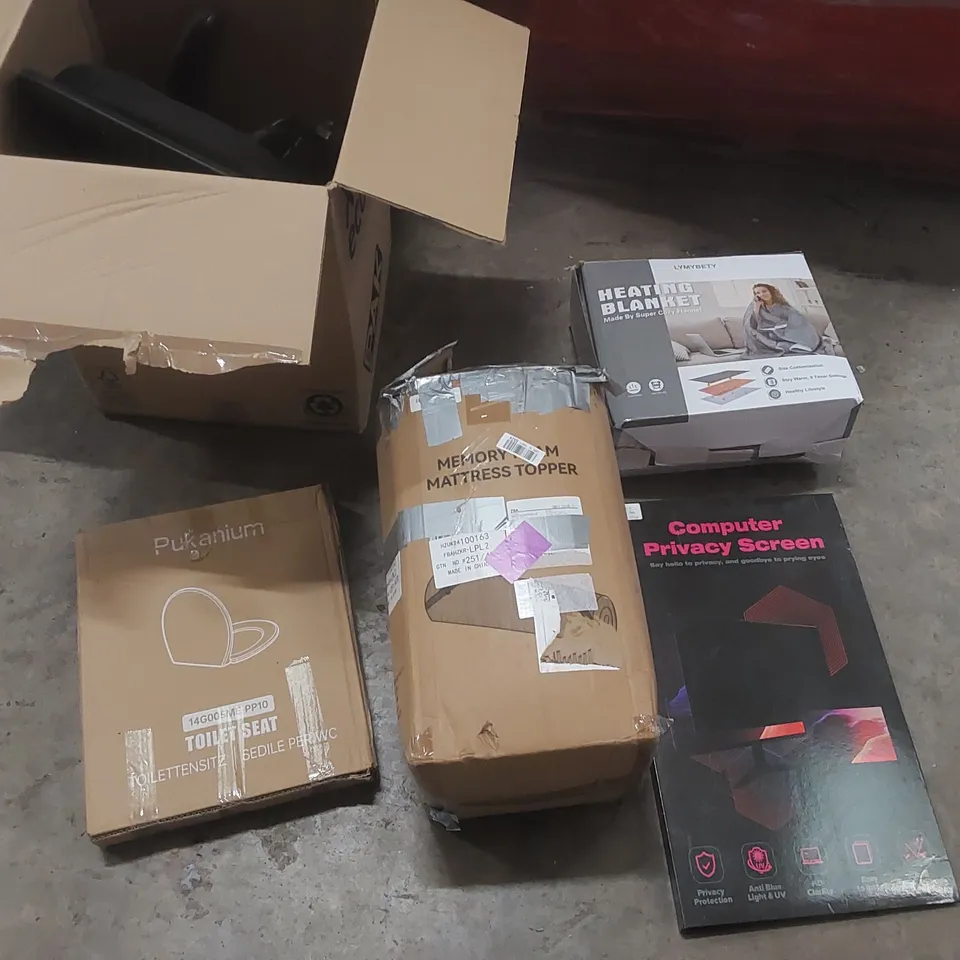 PALLET OF ASSORTED ITEMS TO INCLUDE: MATTRESS TOPPER, PLAY FENCE, HEATED BLANKETS, OFFICE CHAIR PARTS, TOILET SEAT, COMPUTER PRIVACY SCREEN ECT