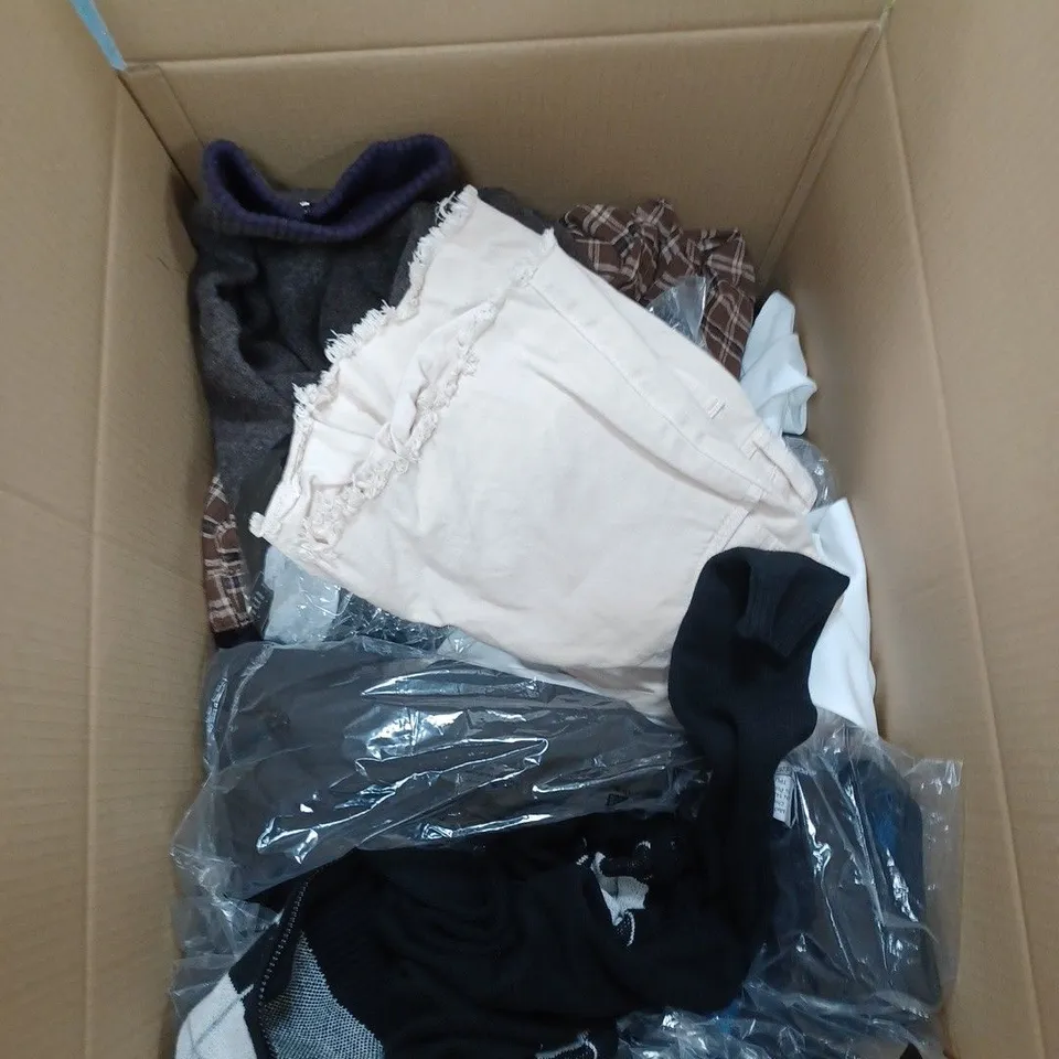 BOX OF ASSORTED CLOTHING ITEMS TO INCLUDE SHORTS, JEANS, TOPS ETC 