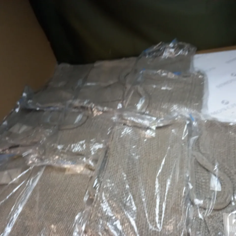 LOT OF APPROX 10 ASSORTED CLOTHING ITEMS IN VARIOUS SIZES