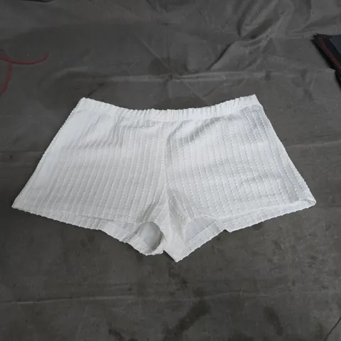 WHITE STRIPED SHORTS – ELASTIC WAIST