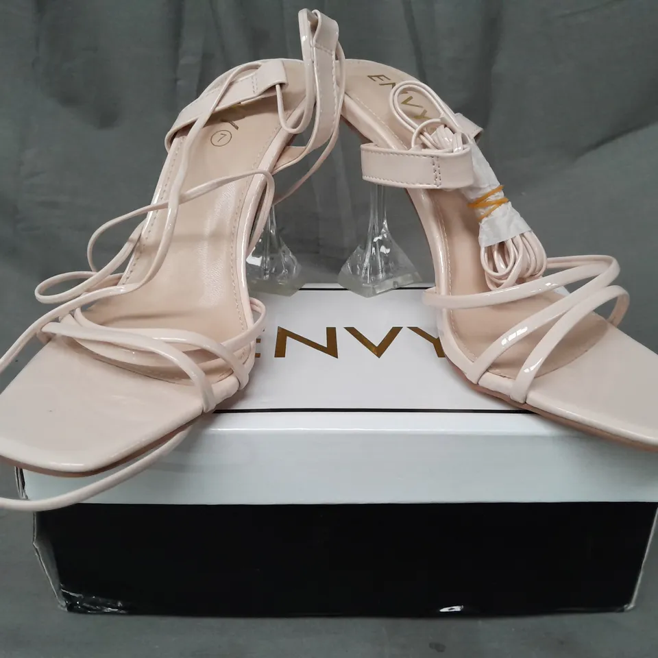 BOXED PAIR OF ENVY OPEN TOE HEELED STRAPPY SANDALS IN NUDE SIZE 7