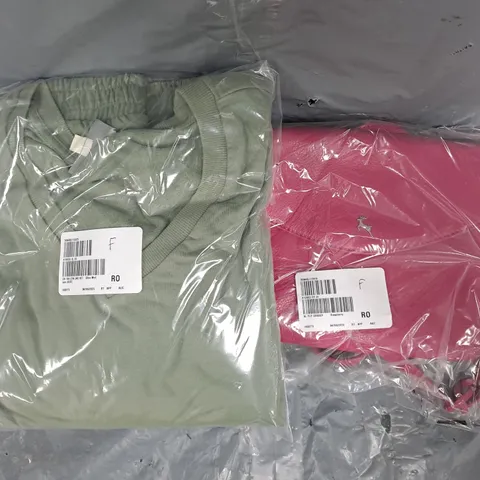 BOX OF APPROXIMATELY 15 ASSORTED HOUSEHOLD AND CLOTHING ITEMS IN VARIOUS STYLES, SIZES, AND COLOURS, ETC