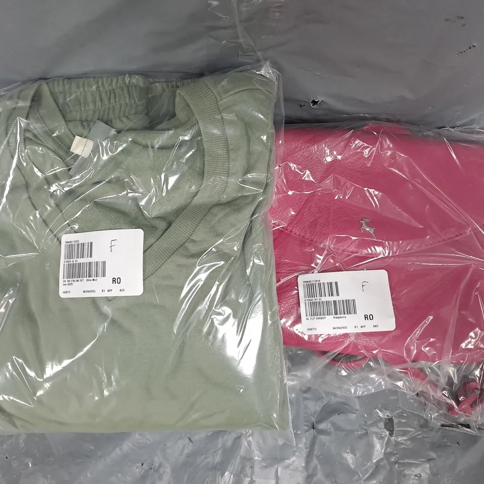 BOX OF APPROXIMATELY 15 ASSORTED HOUSEHOLD AND CLOTHING ITEMS IN VARIOUS STYLES, SIZES, AND COLOURS, ETC