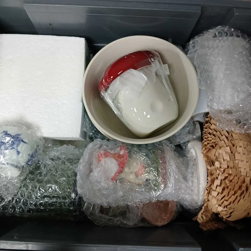 APPROXIMATELY 10 ASSORTED FRAGILE HOUSEHOLD ITEMS TO INCLUDE MUGS, MUSHROOM DECOR, SMALL BOWLS, ETC - COLLECTION ONLY