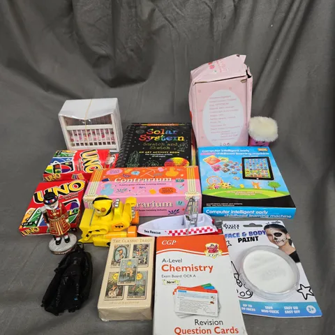 APPROXIMATELY 10 ASSORTED TOYS AND GAMES TO INCLUDE FACE PAINTS, UNO AND NIGHTLIGHT