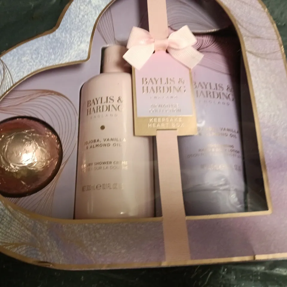 BAYLIS & HARDING KEEPSAKE HEART BOX