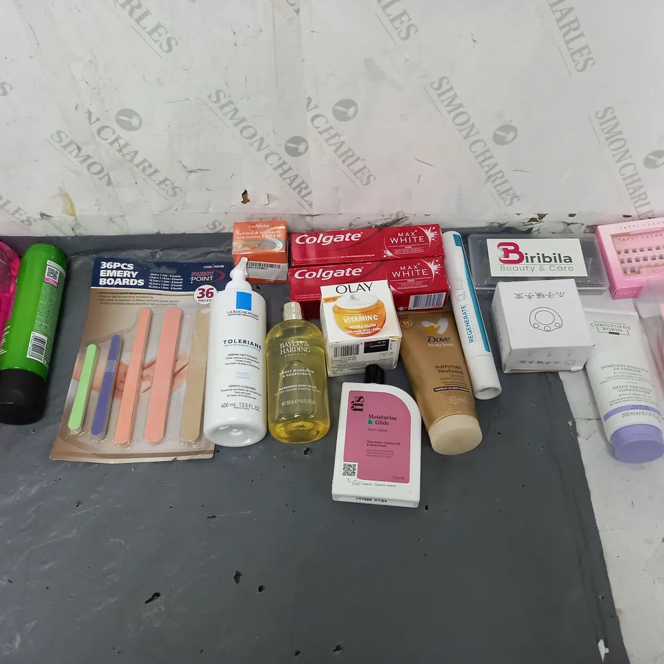 BOX OF APPROXIMATELY 12 ASSORTED COSMETIC ITEMS TO INCLUDE -EMERY BOARDS - COLGATE MAX WHITE - TATTI LASHES ETC. 