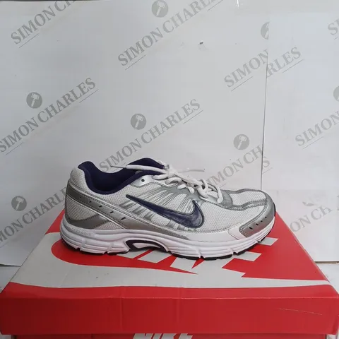 NIKE VENTURE RUNNER TRAINERS IN WHITE & GREY - UK 8